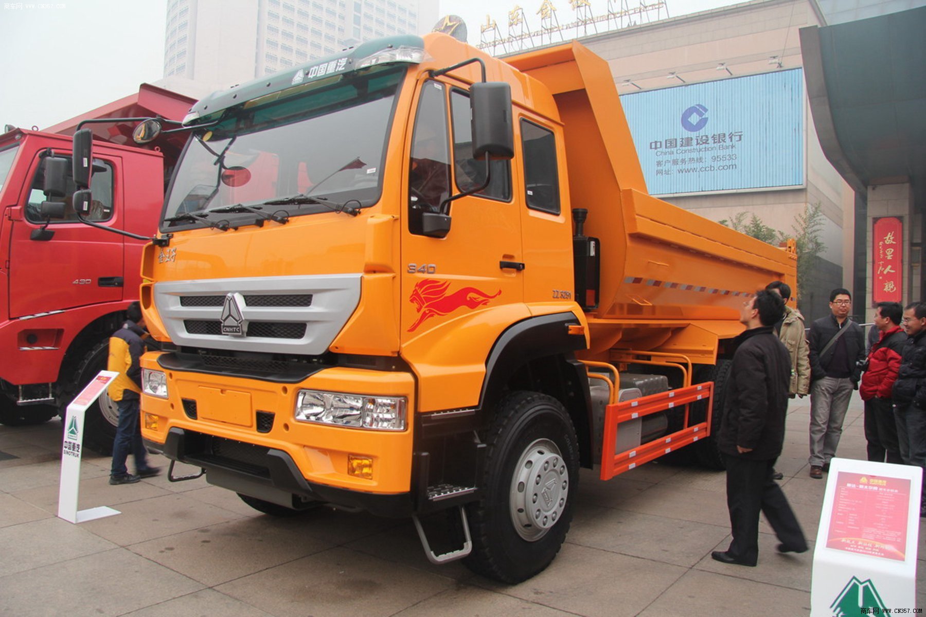 中国重汽 金王子 重卡 340马力 6×4 自卸车 zz3251n3841d1