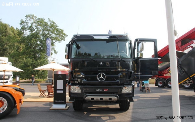 奔驰actros 550马力 8x8载货车