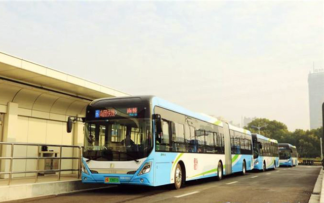 霸气上线中车电动18米巴客龙正式在上海投运