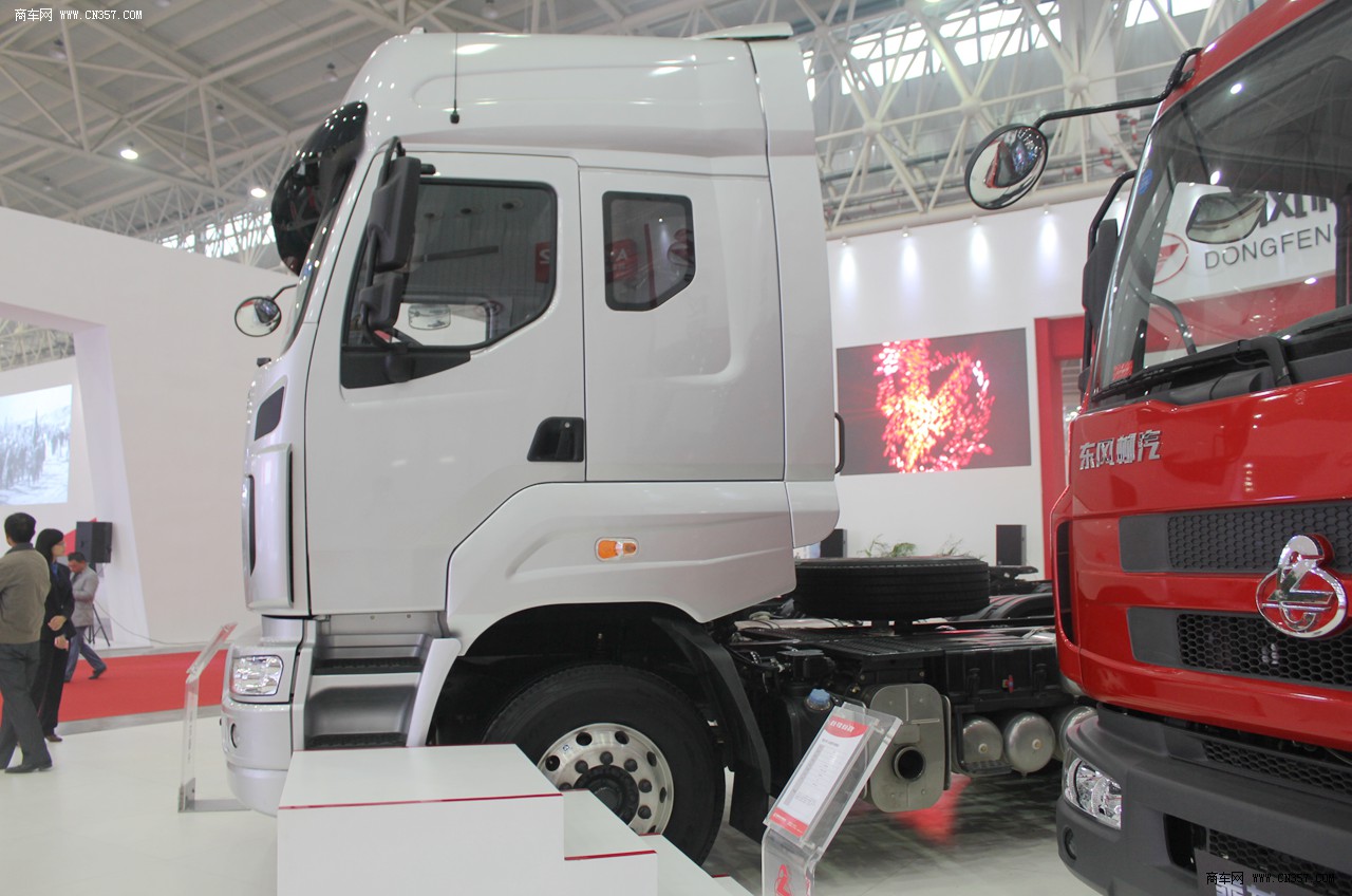 東風柳汽 霸龍m7c 385馬力 6x4 牽引車