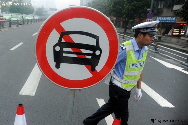 烏魯木齊禁行首日 交警勸退近千輛大貨車